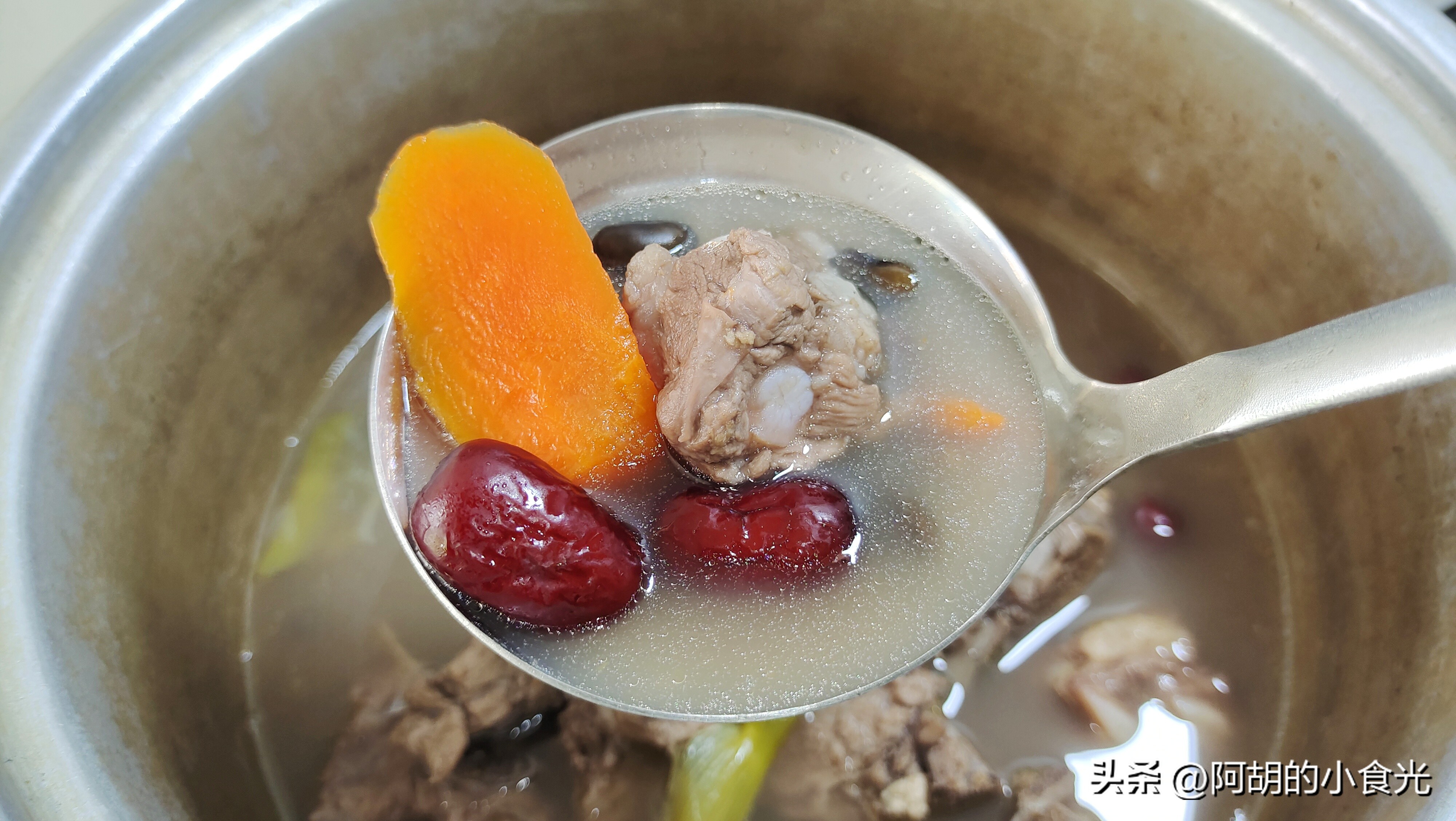 黑豆猪骨汤:"安神汤"一碗!安神助眠,每周喝3次,营养又美味