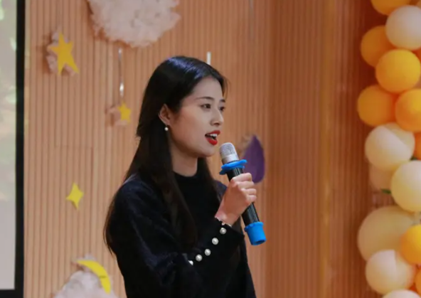 大学女教师因颜值高走红，好像行走的洋娃娃，大学生们争着来上课