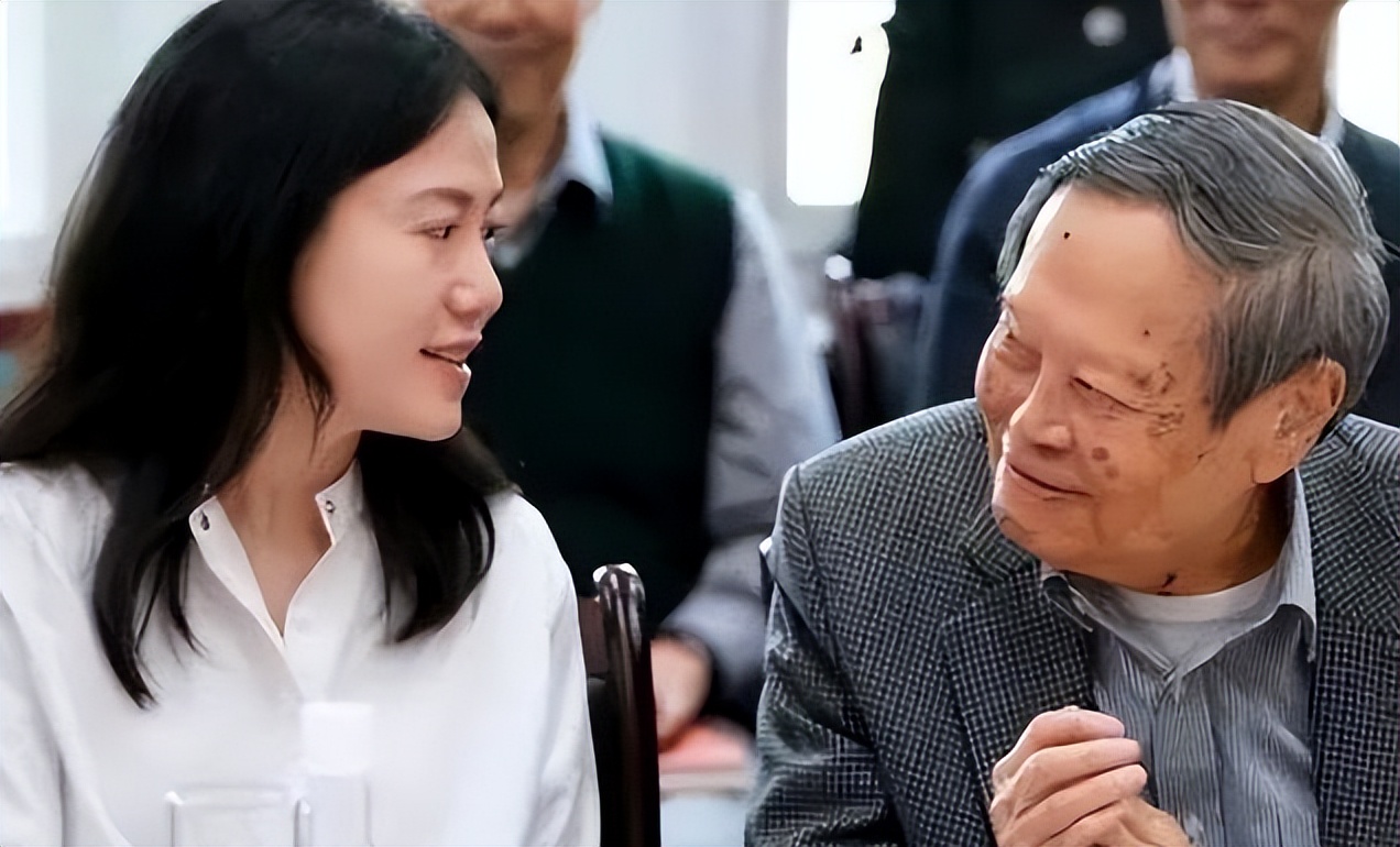 101岁杨振宁罕见露面,病危谣言不攻自破,翁帆的"良苦用心"终于藏不住