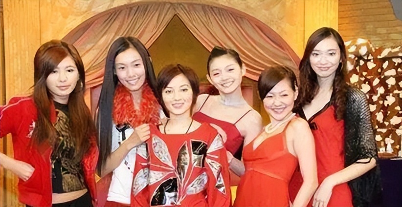 于是,又黑又壮的小阿雅被拉进了七仙女组合,成为了大小s的小跟班.