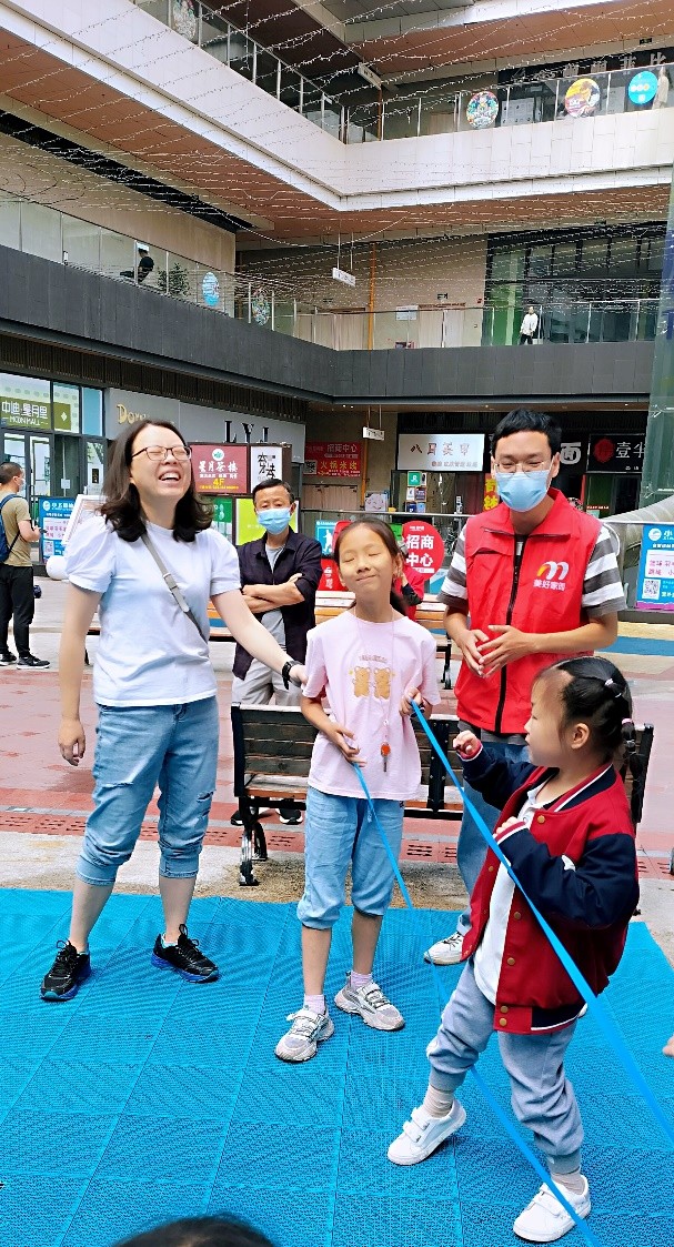 成都市郫都区犀浦街道龙梓社区传统式亲子运动会侧记