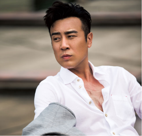 “大器晚成”于和伟：母亲反对他演戏，姐姐卖钢琴送他去戏剧学院