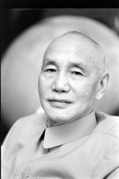 “解放军上尉”向小孩问路，那孩子飞跑回村汇报：快抓特务