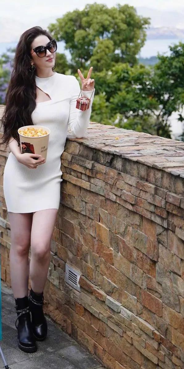 刘亦菲俏皮穿搭—别具一格，清雅脱俗，美到发光