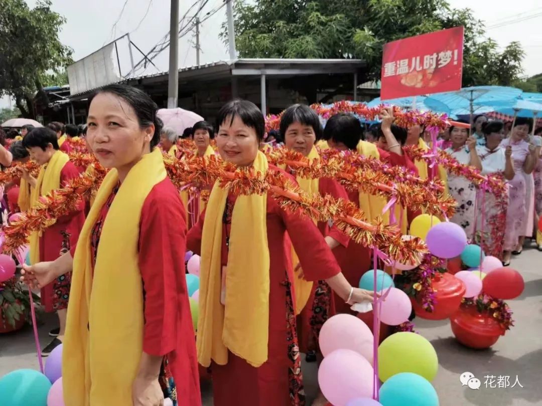 两球员忘形庆祝齐领红牌(「时光回廊」2019鸭湖村靓丽金花回娘家)