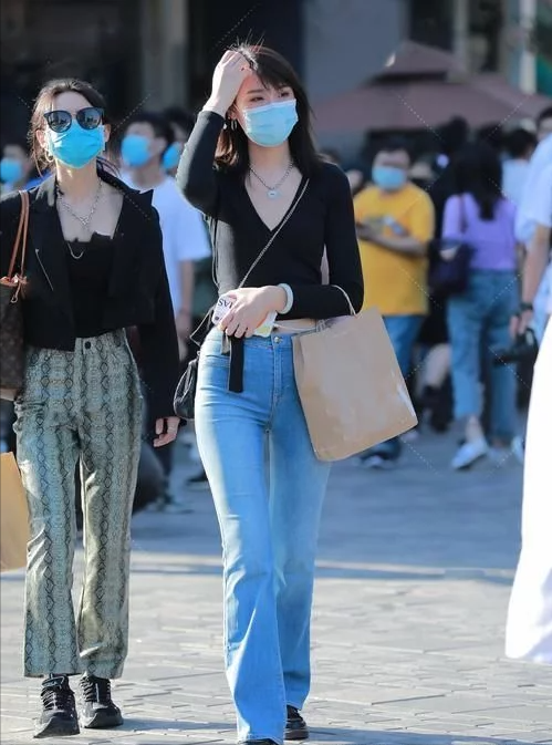 想要提升个性感，气质女生穿喇叭裤搭配针织短衫，又靓又耐看