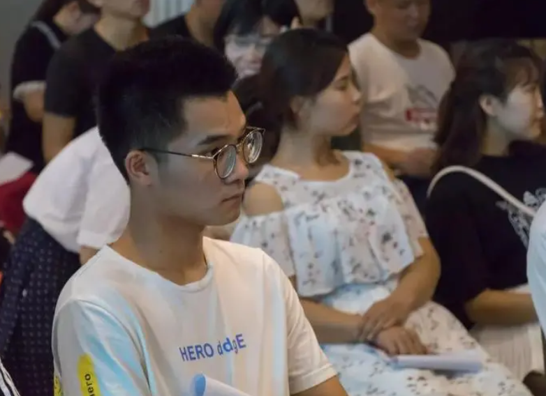 挤不进的圈子就别挤了，上大学才发现，家境不同的人很难成朋友