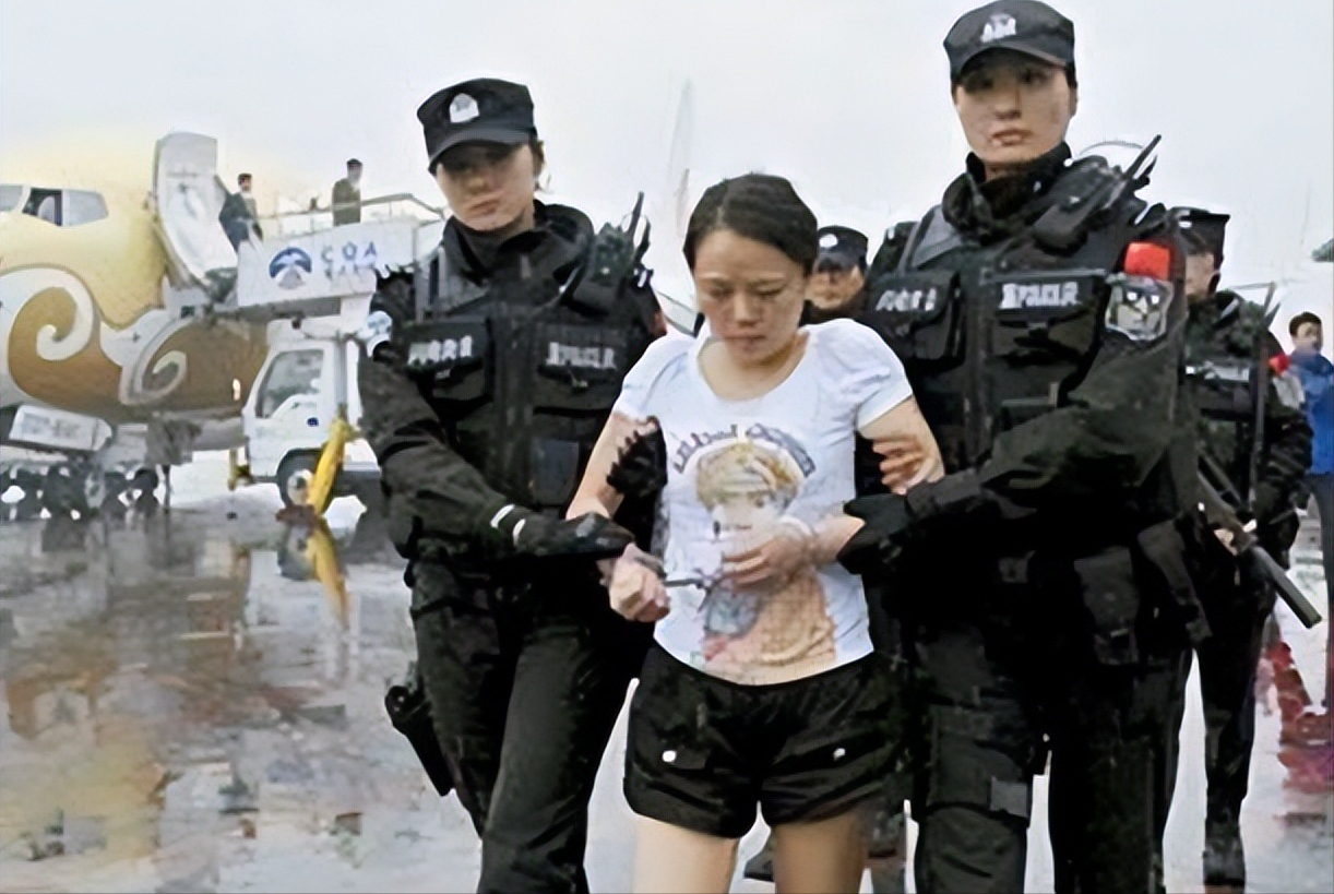 2009年，重庆200多名警察抓捕涉黑女老大，解救被困女性数百人