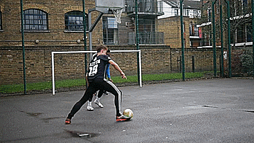 足球在踢的过程中怎么踢飞（花式足球技巧之疯狂凌空抽射）