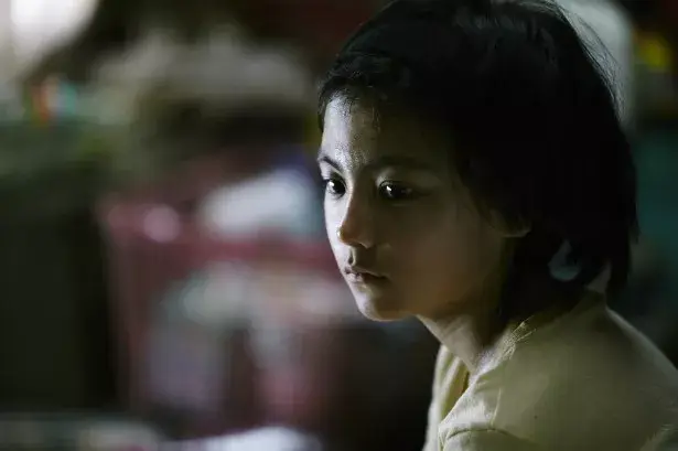 小偷家族：无血缘关系的一家六口，靠偷维持生活，内容温情又肮脏