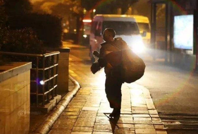 6年前，杭州拾荒老人意外身亡，只留下厚厚一叠泛黄的纸张