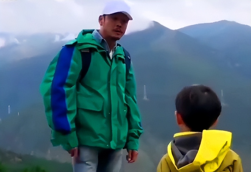 "打压式教育"杨烁:对女儿温柔对待,却对儿子军训化标准要求