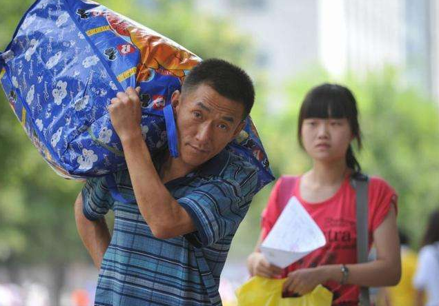 大学生迎来坏消息，多所高校学费上调，家长：上不起学了