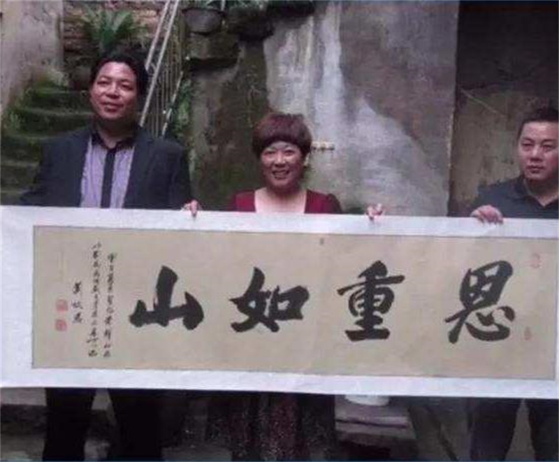浙江女子戴杏芬给重庆乞丐10元，20年后乞丐成富豪，送100万报恩