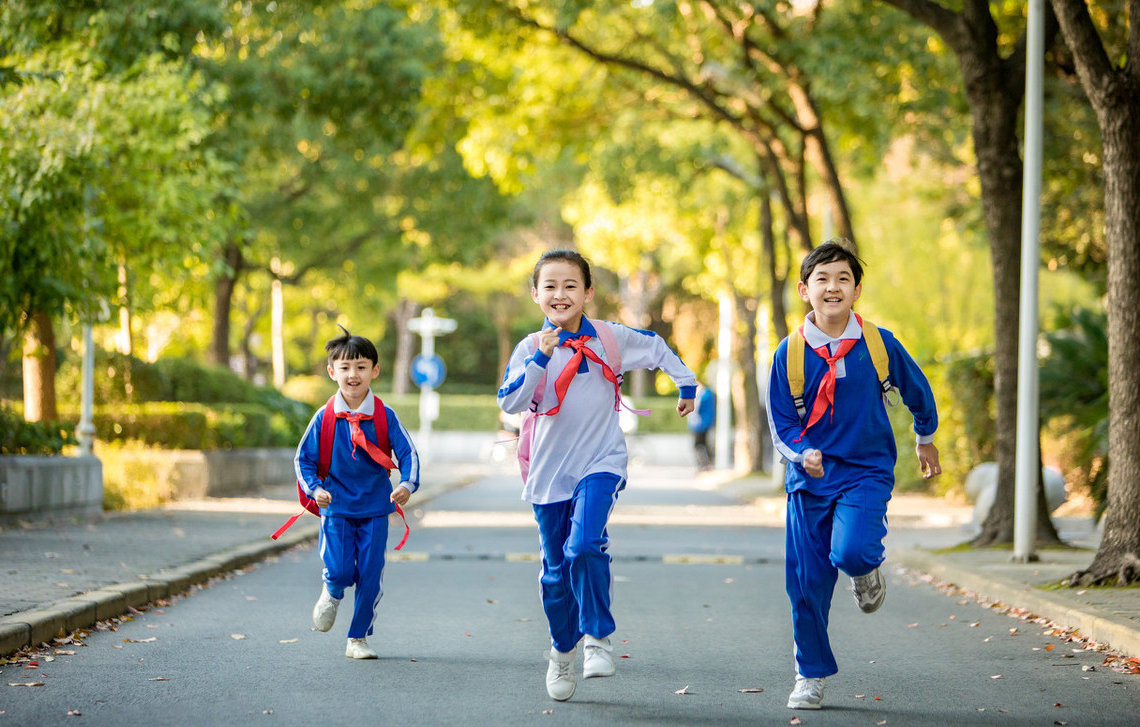 宝宝上幼儿园哭闹？了解分离焦虑3个阶段7招预防，育儿十全十美