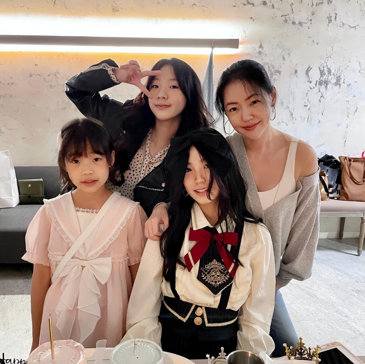 小S二女儿晒怼脸自拍，颜值高气质佳被喊话出道，S妈点赞外孙女