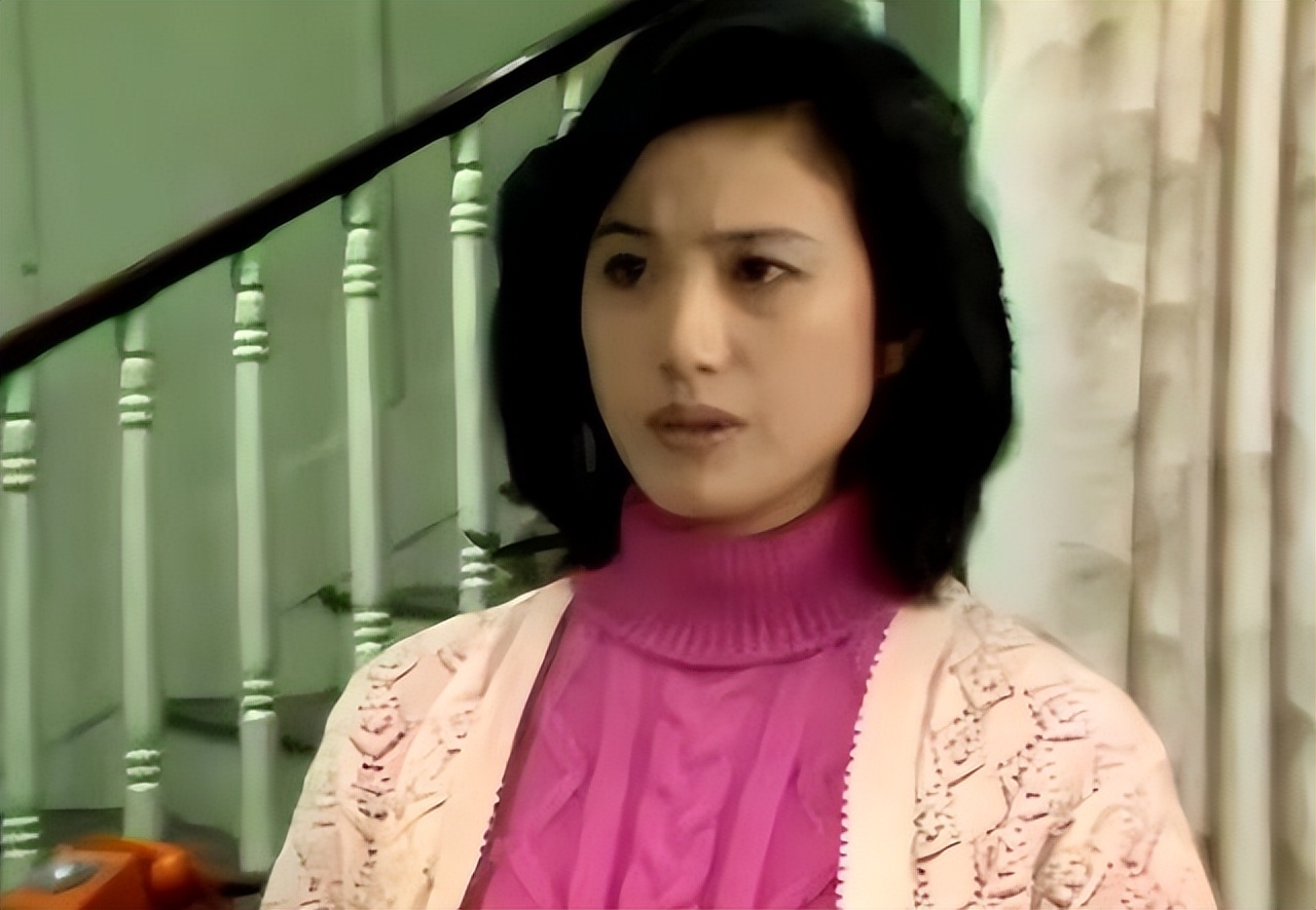 "自带苦相"的10位女星,个个愁眉苦脸!五官凑在一起,越看越苦