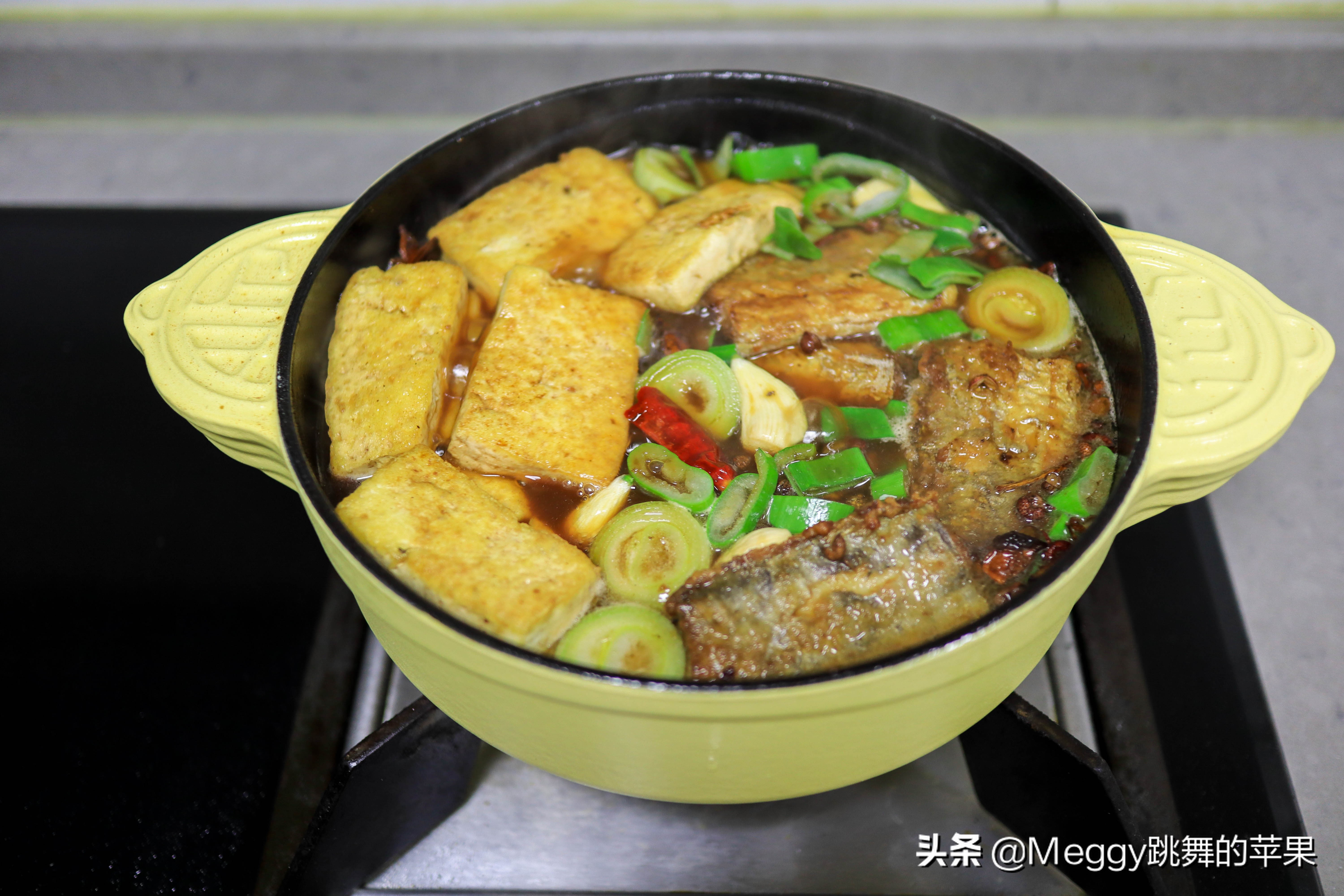 带鱼炖豆腐，让人吃一口就不停嘴的家常菜，一滴汤都舍不得剩