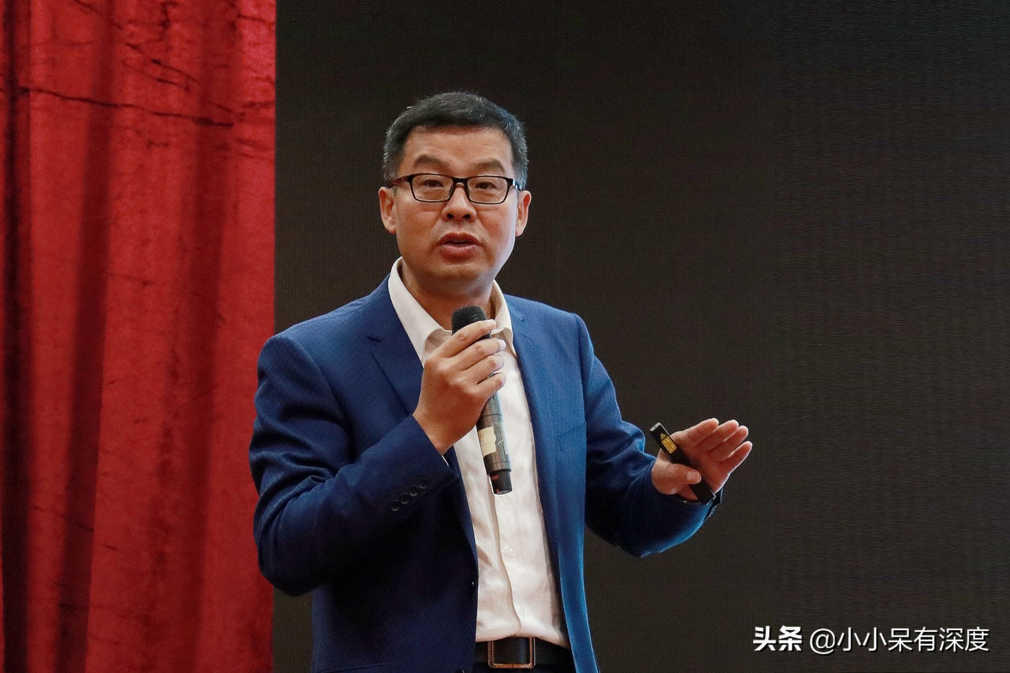 评论员吴大辉，他憨厚的外表下，笨拙地表达中，爆出巨量的惊喜