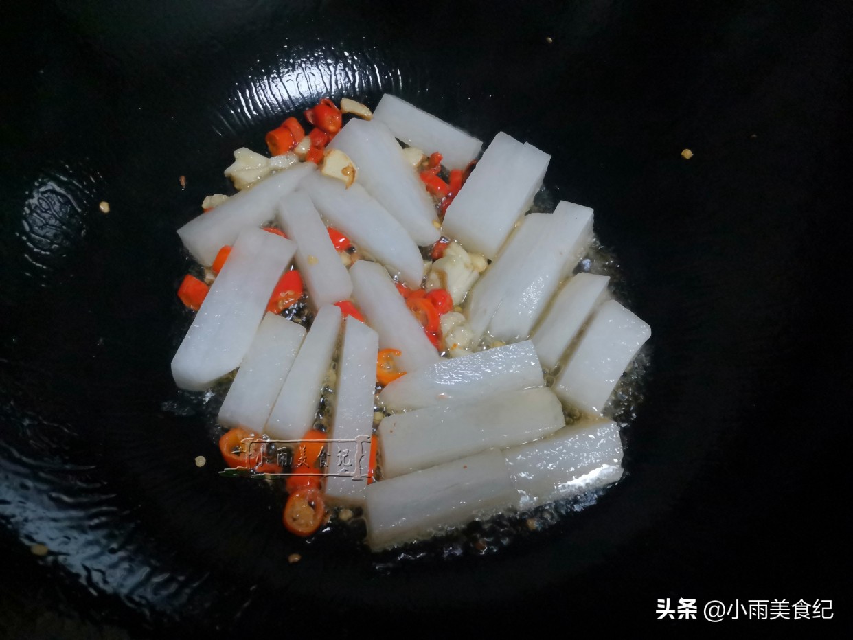 酸萝卜怎么炒家常菜（吃腻大鱼大肉就试试这道酸爽开胃菜）