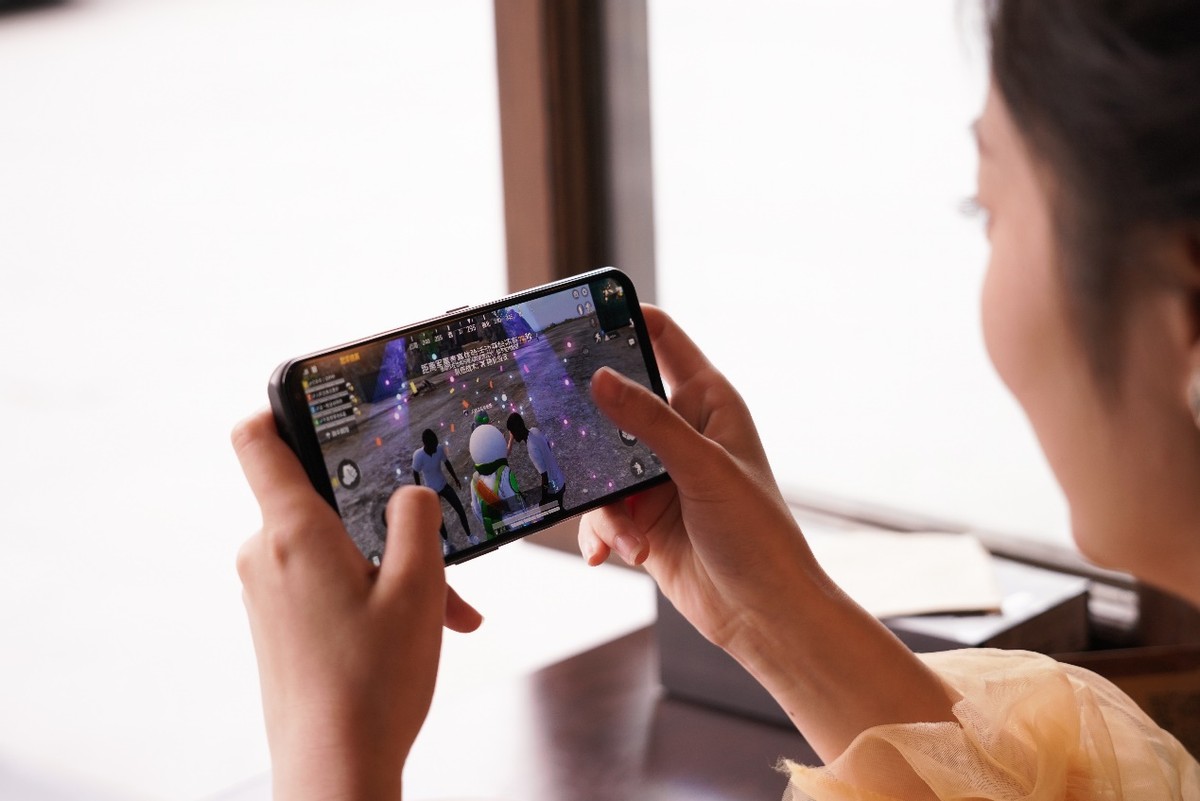 玩游戏这样才快乐，“性能霸王龙”联想拯救者Y90上手实测