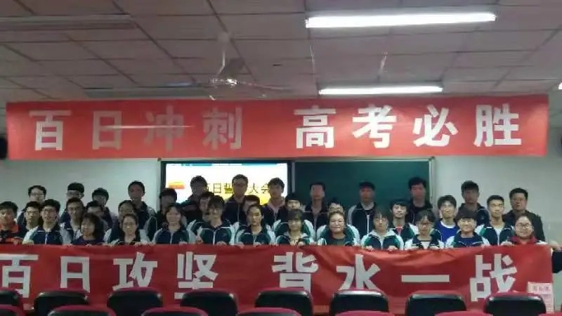 大学生期末考试与中学的不同，压力很大，挂科会影响保研和评优