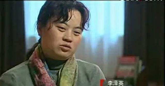 雇主跑路，拿不到工钱的保姆无私抚养两弃女，将她们培养成大学生