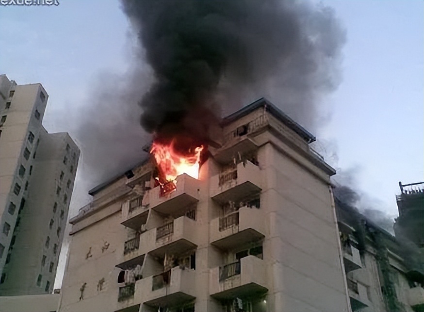 宿舍火灾多发究其原因大多是因为违规使用大功率电器,存放易燃易爆