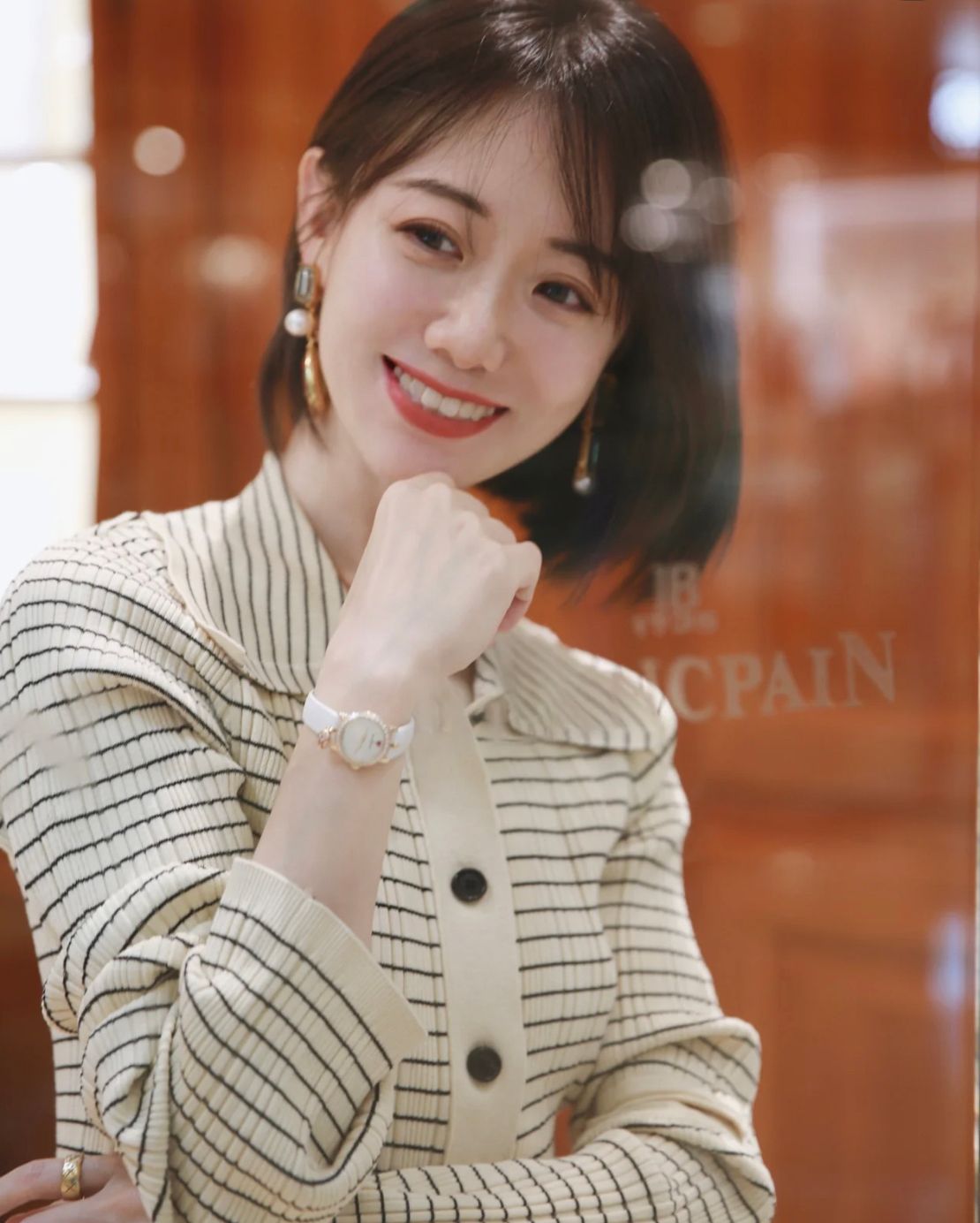 见过世面的女人手腕上不会空着，该戴手表还是手镯，得分清这3点