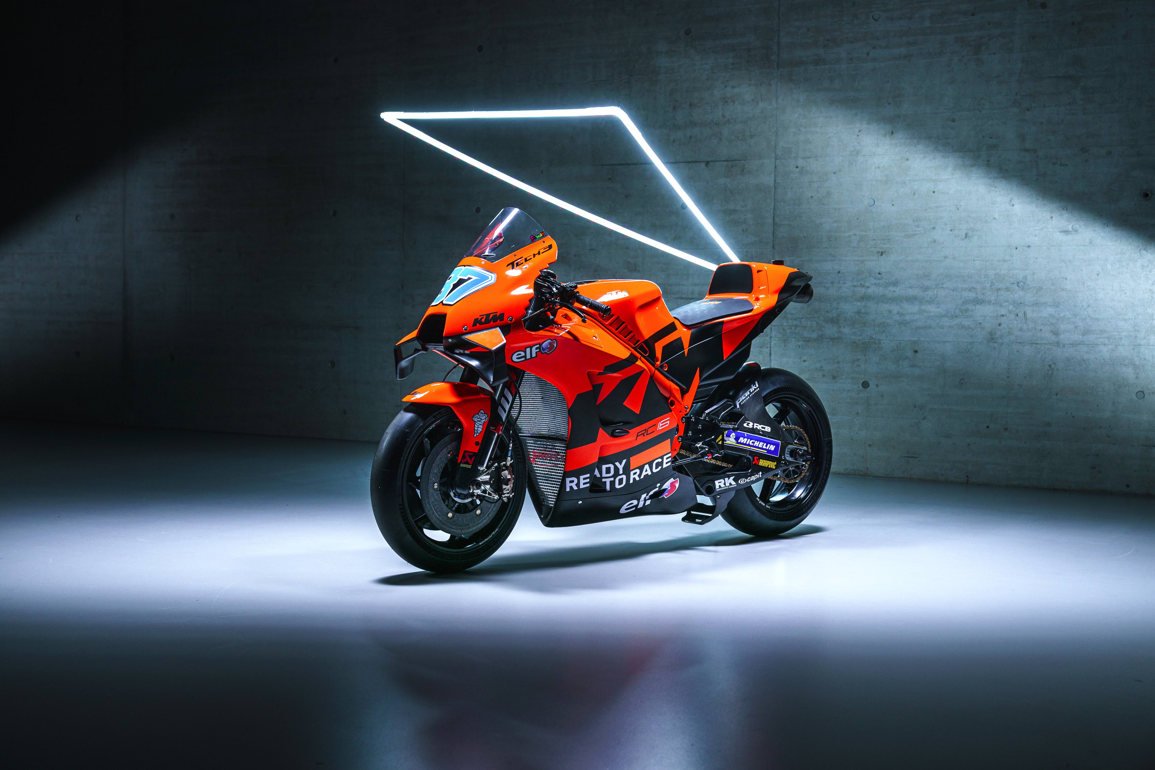 25号赛车手(MotoGP 2022：KTM MotoGP Tech3 车队的 RC16)