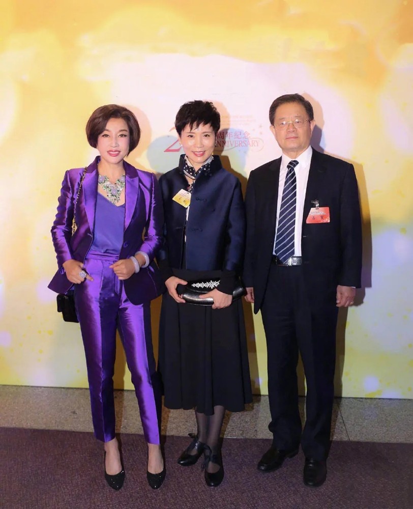 刘晓庆罕见携四婚老公亮相，她穿紫色扮嫩如少女，同框老公像父女