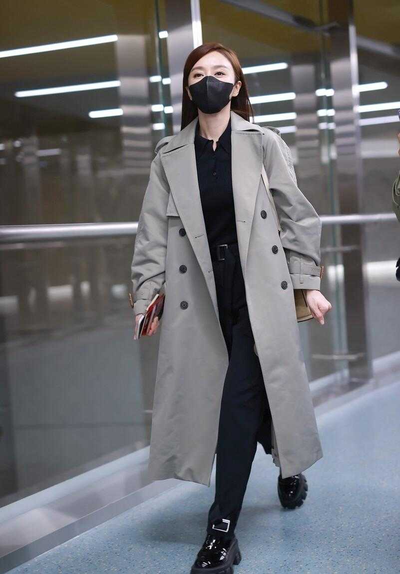 灰色风衣里面搭配什么衣服好（灰色风衣这样搭回头率超高）