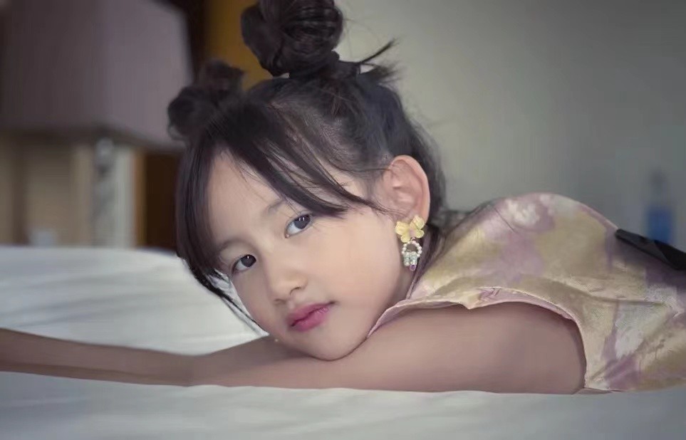 孙莉小女儿近照大变样！9岁妹妹涂口红戴耳环，开心大笑没前门牙