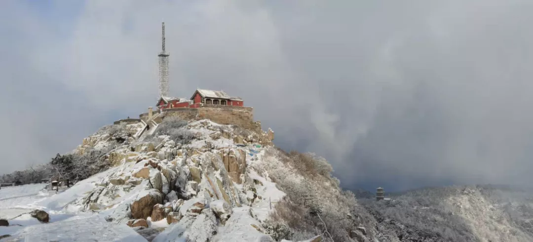 快看，刚拍的！雪后泰山，是山东海拔最高的琼楼仙阁