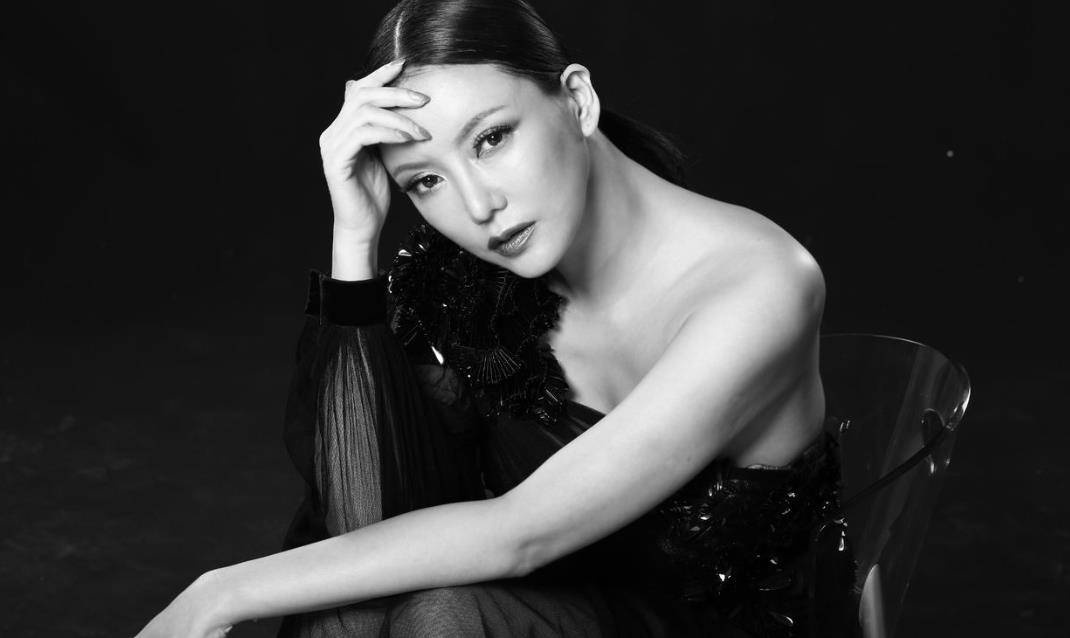 "魔鬼身材"彭丹:14岁出国留学,21岁获选美冠军,热衷公益事业-蘑菇号