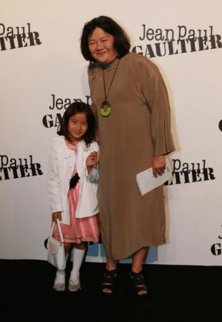 于是洪晃就和杨小平收养一个孩子,只要她的想法丈夫都尊重和支持,他们