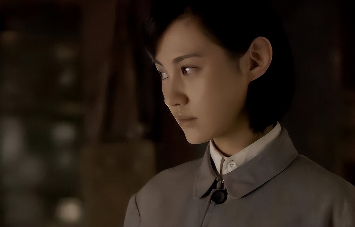 后来凭借《人间正道是沧桑》这部剧,杨雪获得了上海电影节最具潜力女