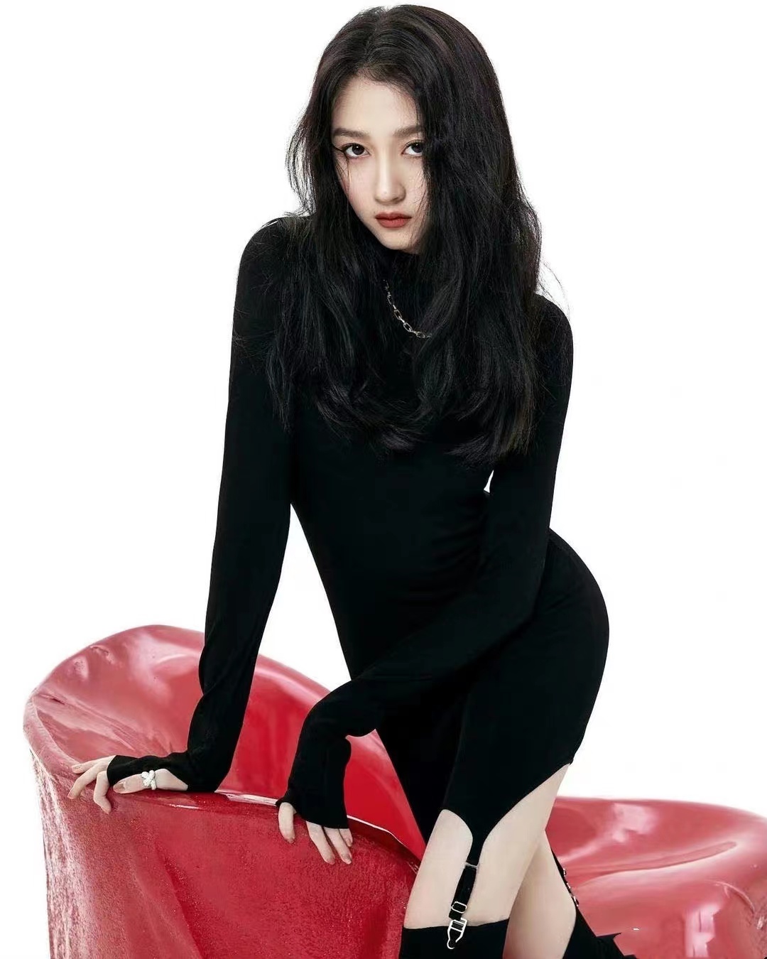 国民闺女成熟了,关晓彤穿针织裙秀凹凸曲线,"腰臀比"太完美