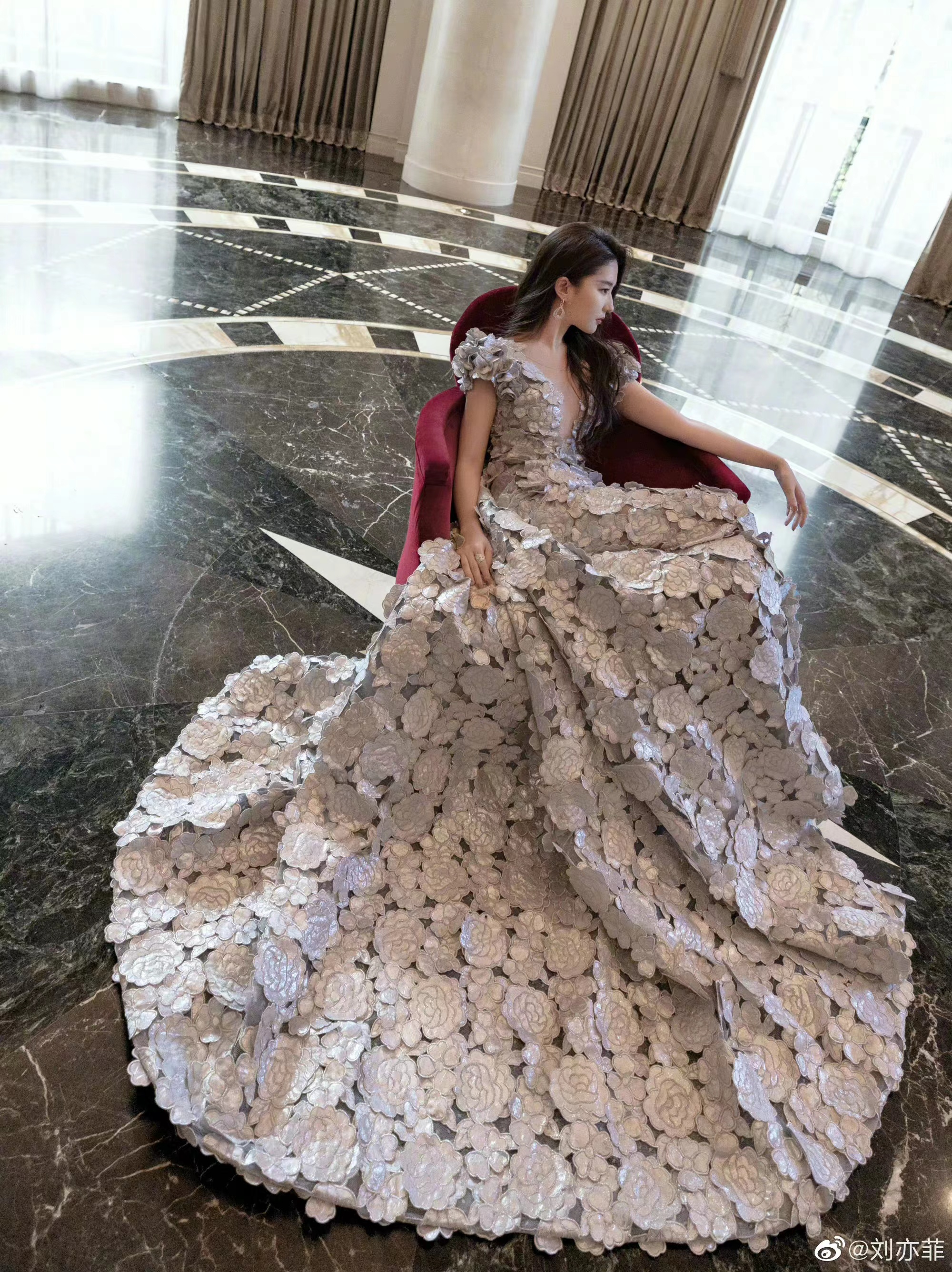 刘亦菲新造型美出圈,一袭银色花朵拖尾长裙,高贵又优雅