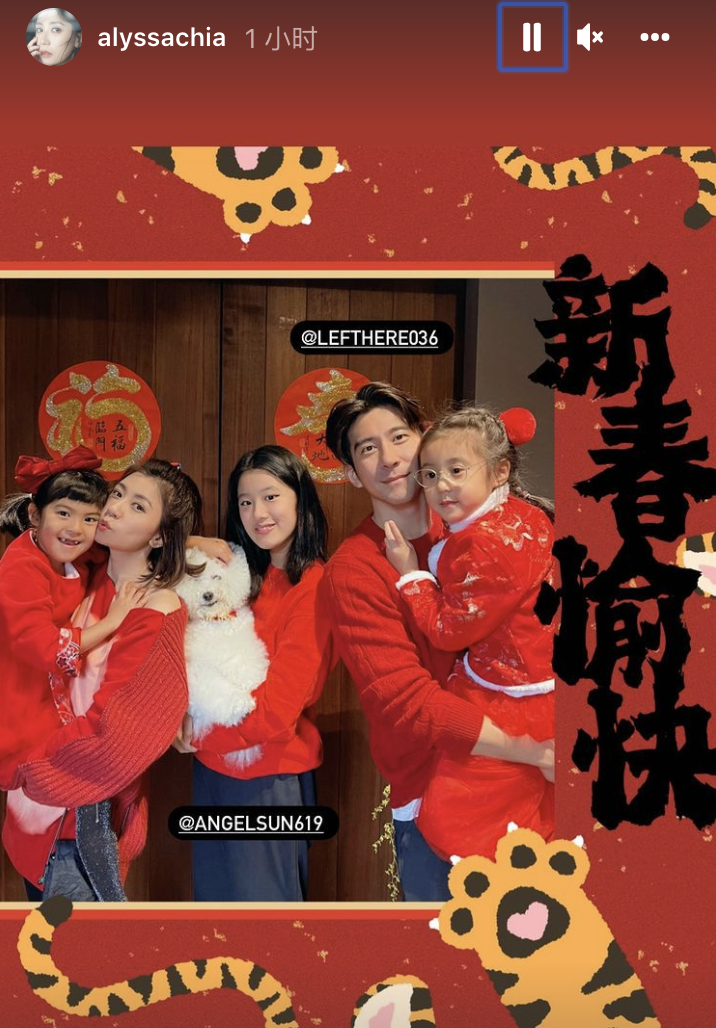 贾静雯春节分享全家福，两个女儿送祝福，波妞门牙脱落神态超喜感