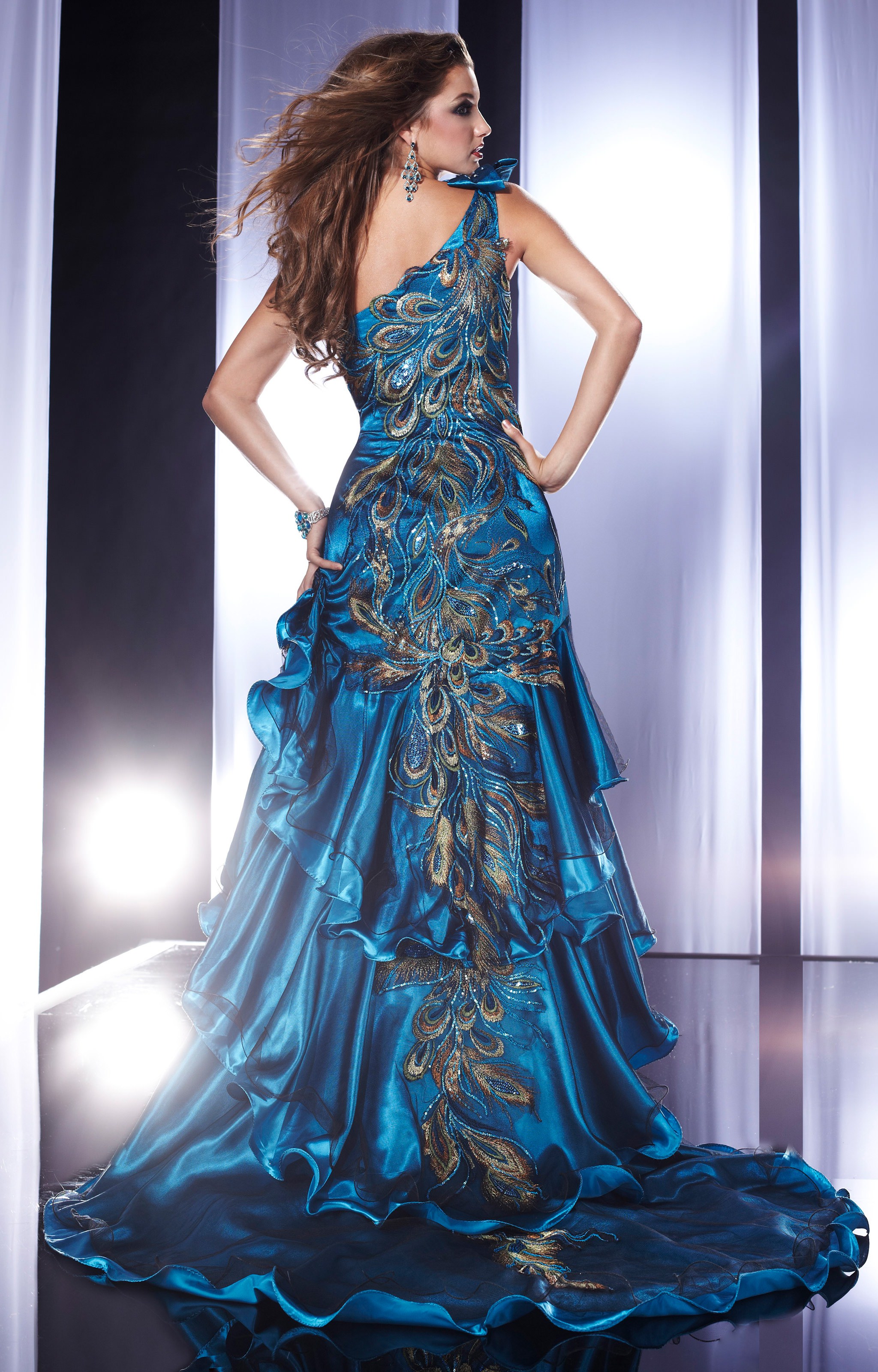 时尚女装 女士服装设计素材 网红礼服 夏季长裙 线上时装秀 彩色珠宝