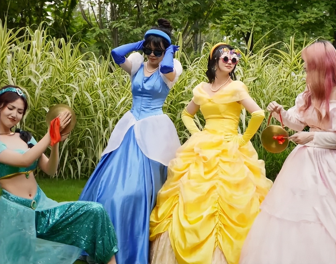 高校女生穿公主裙拍毕业照，各有各的风采，仿佛迪士尼在逃公主