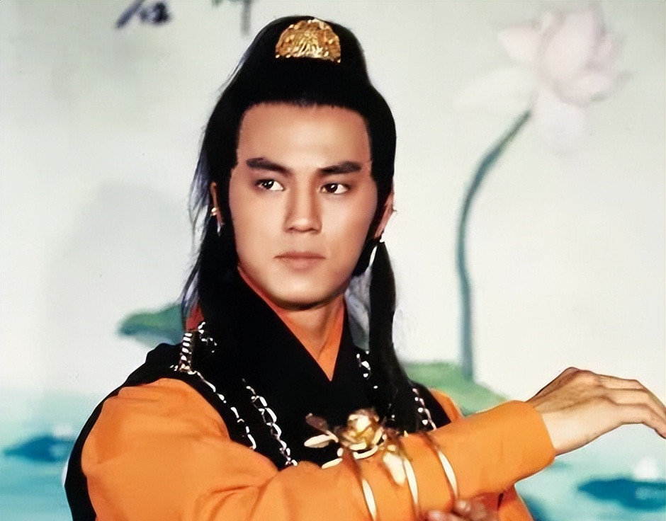 在"帅气"这件事上面狄龙可谓是极其出名,因为在他年少正当红的那个