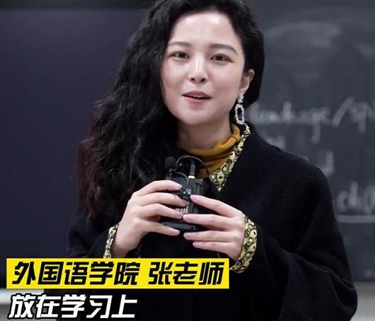 成都一高校美女老师走红，人美心善气质佳，网友：行走的招生简章