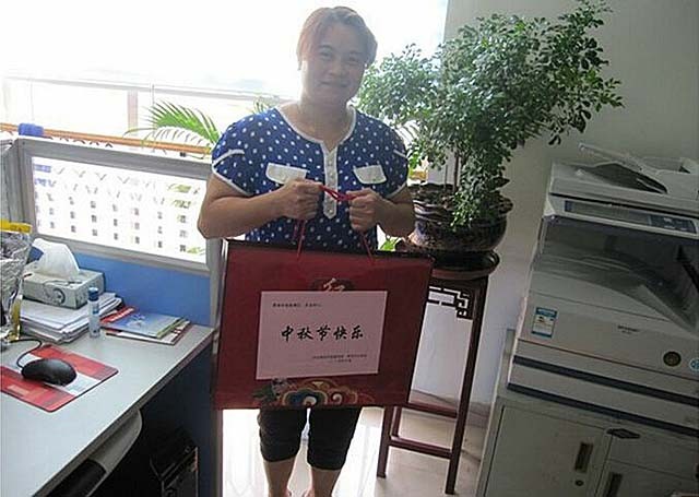 雇主跑路，拿不到工钱的保姆无私抚养两弃女，将她们培养成大学生