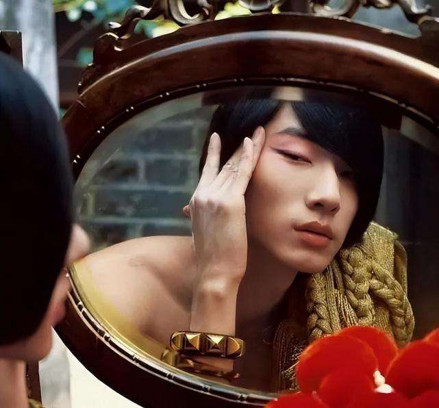 红得快，沉得也快，这8位“风光不再”的明星，如今有人露了原形