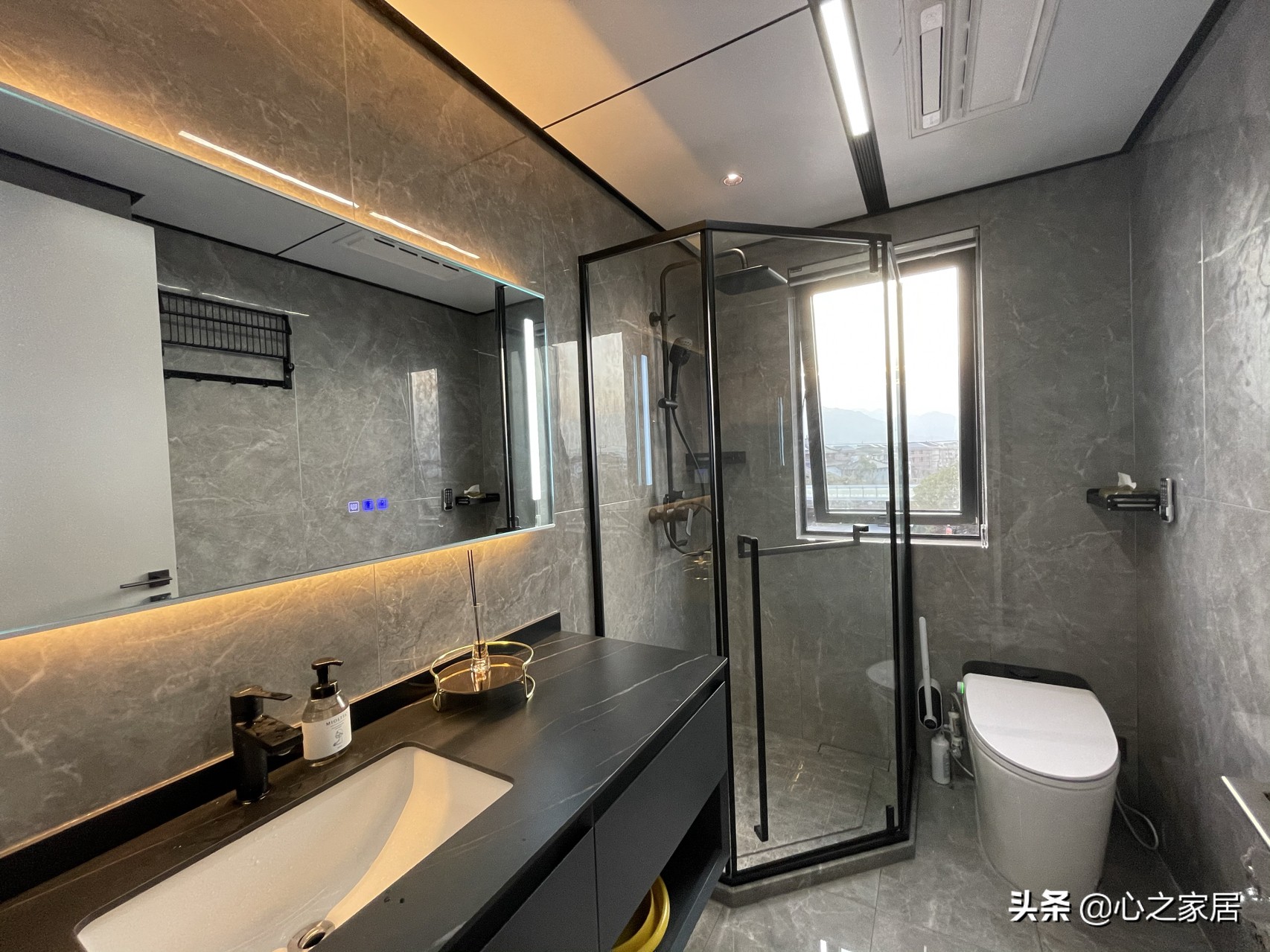 140㎡气派轻奢的家装风格，大三居住出大平层的感觉，成功的装修