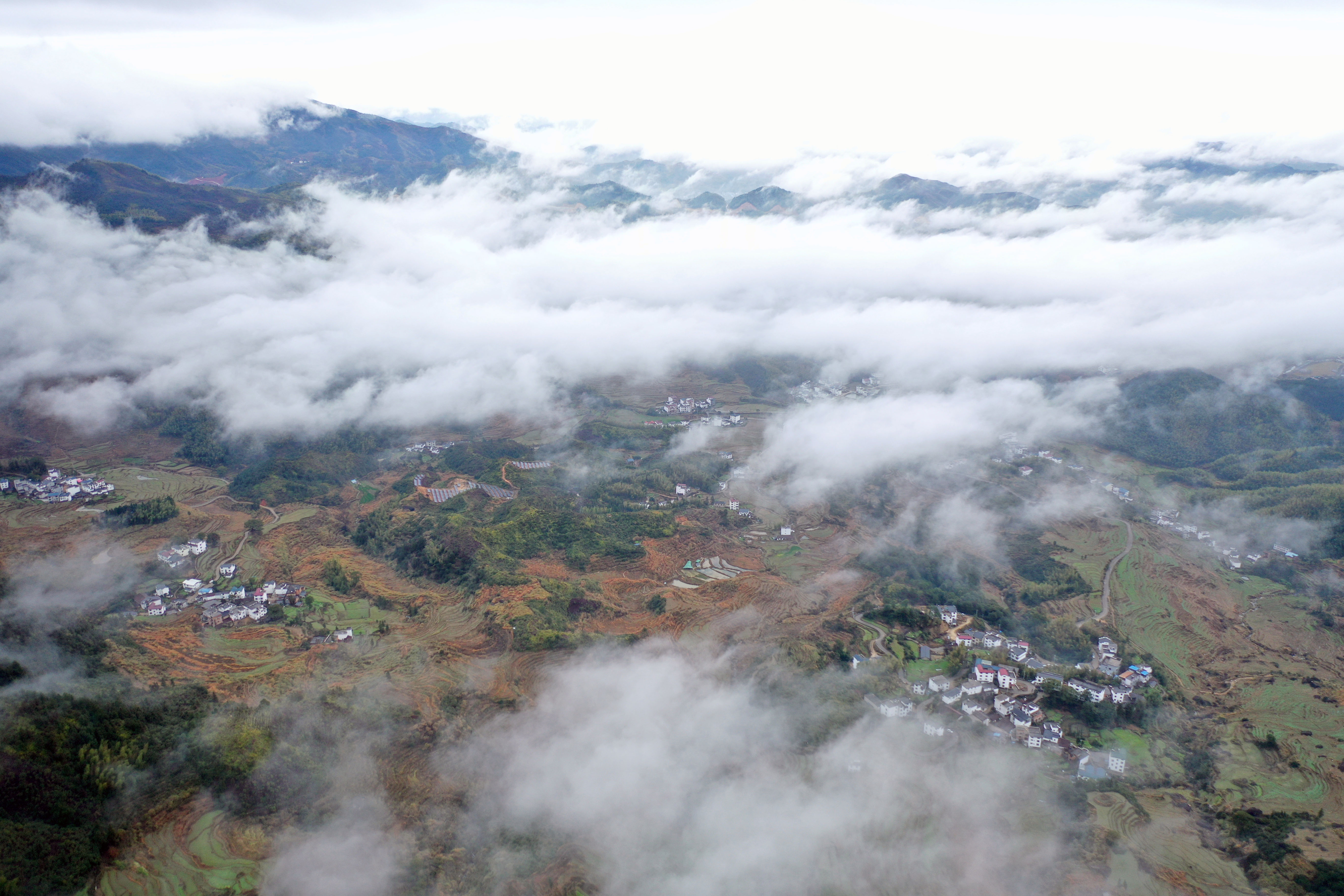 江西上饶：雾绕灵山 唯美仙境