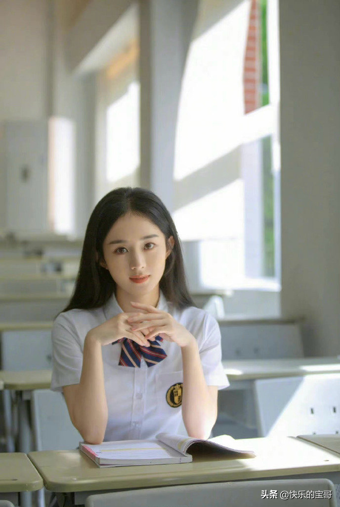 赵丽颖校服造型，青年气息满满