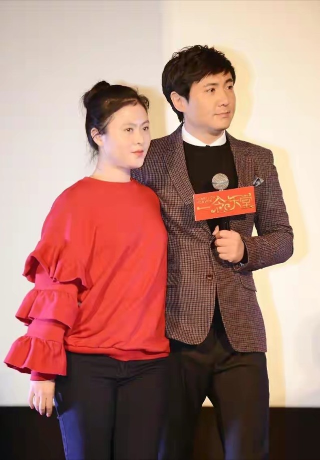 沈腾老婆长得不美但有福相，穿红衣黑裤扎丸子头，40多岁状态很好